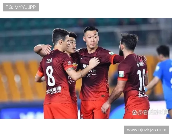 上海海港鏖战巅峰对决激烈厮杀展现中超冠军荣耀之争 上海海港鏖战巅峰对决激烈厮杀展现中超冠军荣耀之争